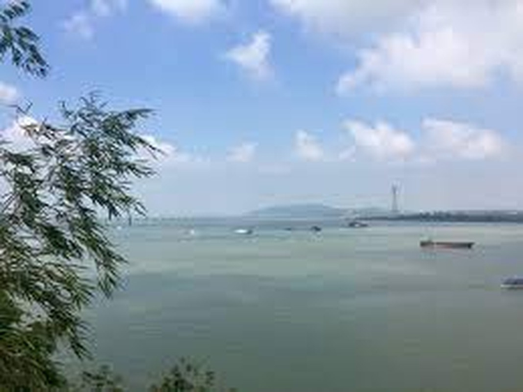 Bi an ho Ba Duong noi tieng Trung Quoc, duoi day co “cong khong gian