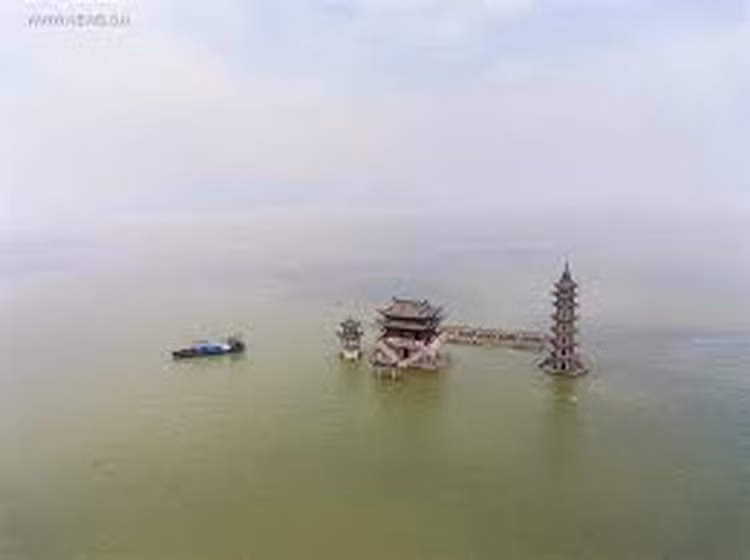 Bi an ho Ba Duong noi tieng Trung Quoc, duoi day co “cong khong gian