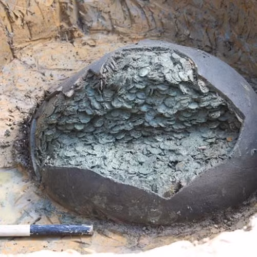 Dao dat lo ra kho bau khung, chuyen gia lap tuc co mat vi...-Hinh-7