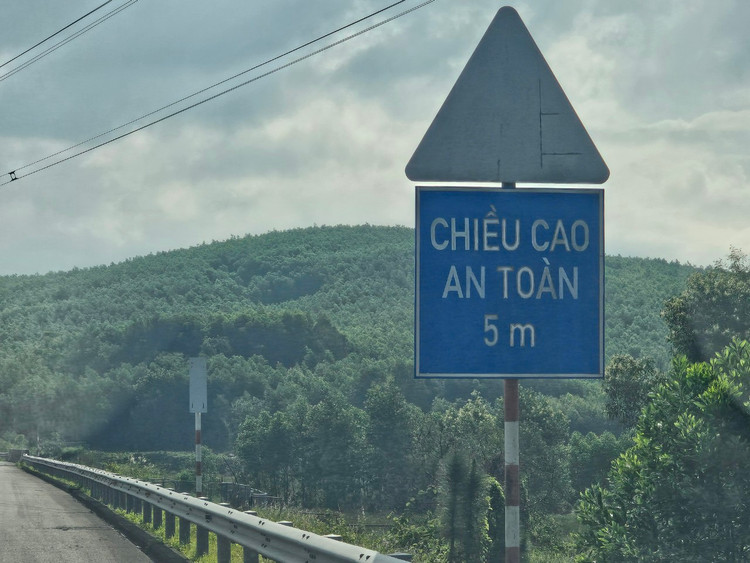 Loat bien bao “bay mau” tren cao toc Da Nang - Quang Ngai-Hinh-4