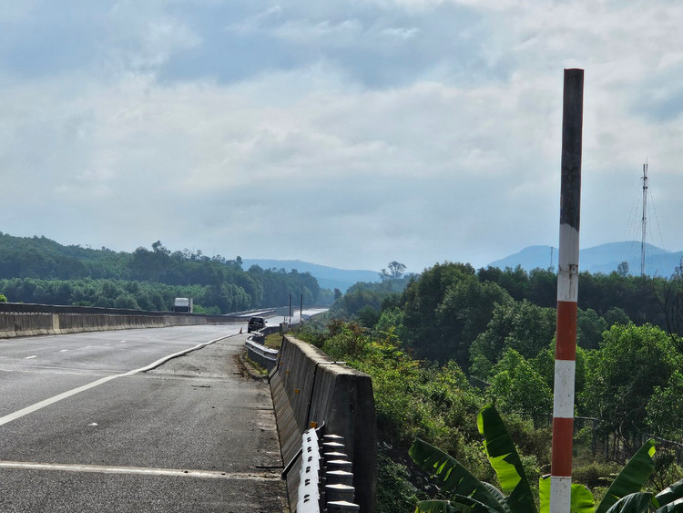 Loat bien bao “bay mau” tren cao toc Da Nang - Quang Ngai-Hinh-7