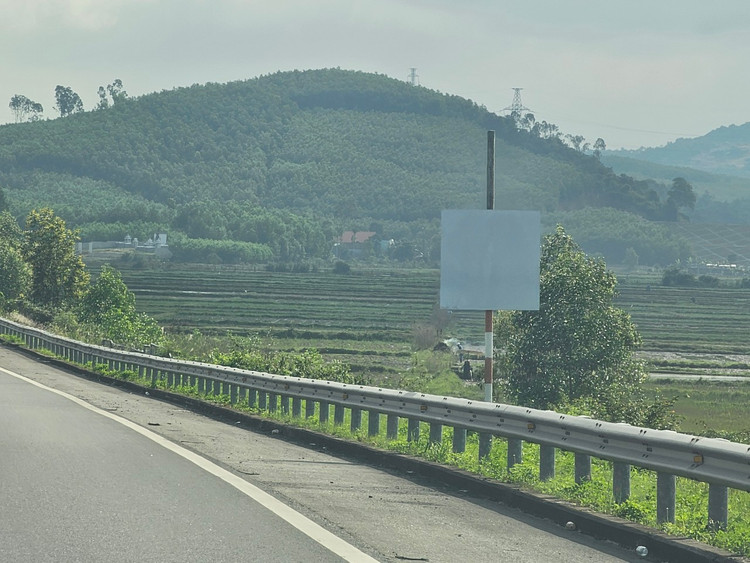 Loat bien bao “bay mau” tren cao toc Da Nang - Quang Ngai-Hinh-11