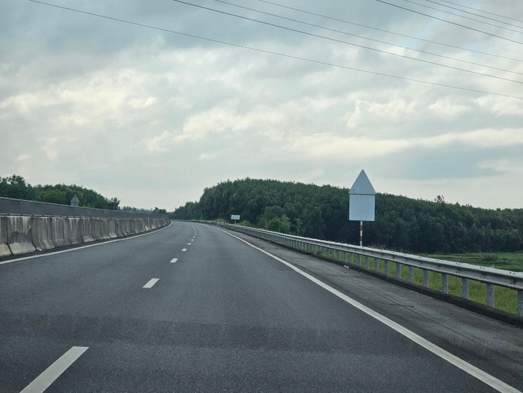 Loat bien bao “bay mau” tren cao toc Da Nang - Quang Ngai