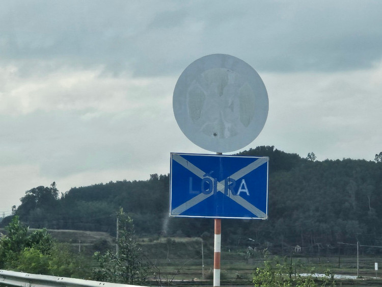 Loat bien bao “bay mau” tren cao toc Da Nang - Quang Ngai-Hinh-6