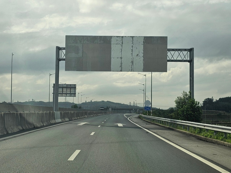 Loat bien bao “bay mau” tren cao toc Da Nang - Quang Ngai-Hinh-2