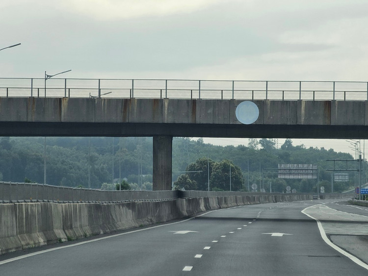 Loat bien bao “bay mau” tren cao toc Da Nang - Quang Ngai-Hinh-5