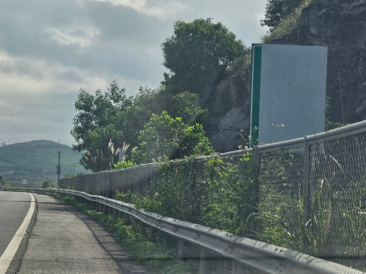 Loat bien bao “bay mau” tren cao toc Da Nang - Quang Ngai-Hinh-10