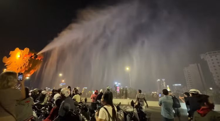 Da Nang: Du khach chen chan xem Rong phun lua don nam moi-Hinh-9