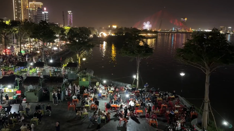 Da Nang: Du khach chen chan xem Rong phun lua don nam moi