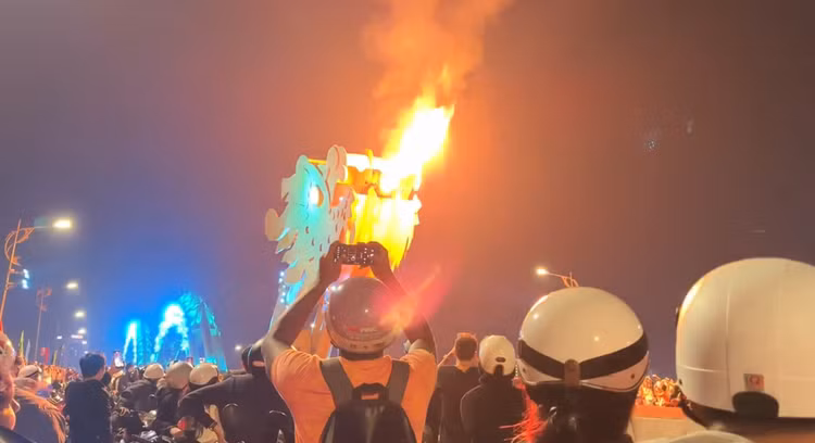 Da Nang: Du khach chen chan xem Rong phun lua don nam moi-Hinh-5