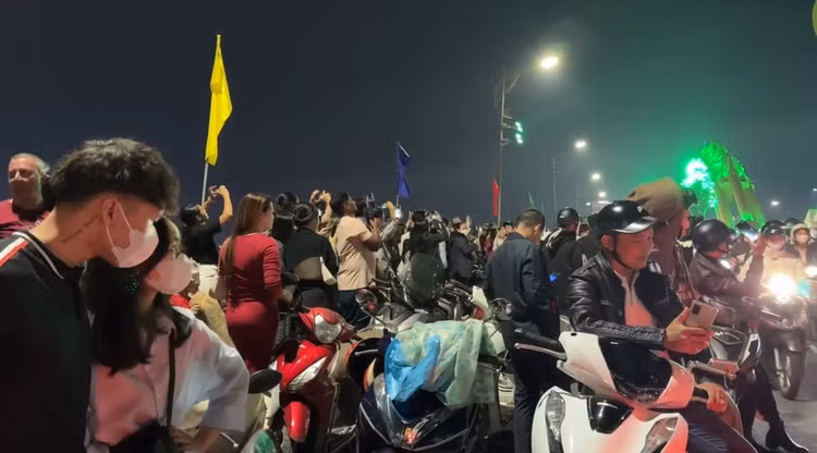 Da Nang: Du khach chen chan xem Rong phun lua don nam moi-Hinh-3