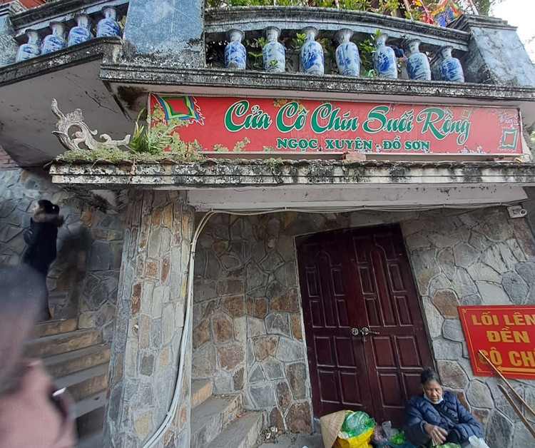 Du khach chen chan tai ngoi den linh thieng bac nhat dat Cang-Hinh-3