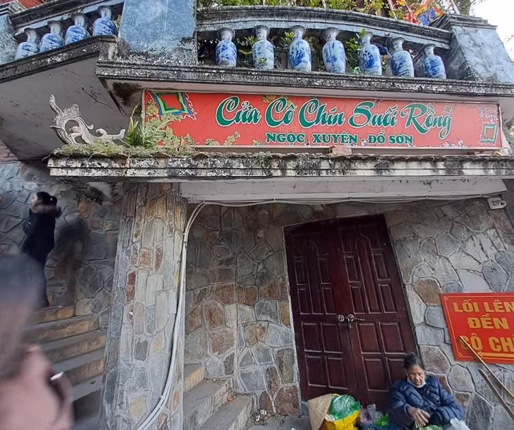 Du khach chen chan tai ngoi den linh thieng bac nhat dat Cang-Hinh-3