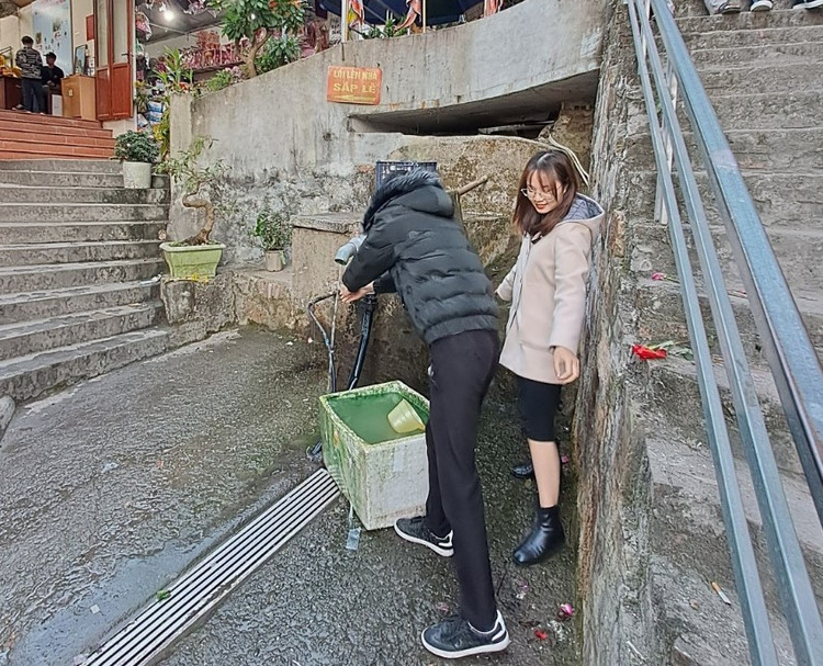 Du khach chen chan tai ngoi den linh thieng bac nhat dat Cang-Hinh-6