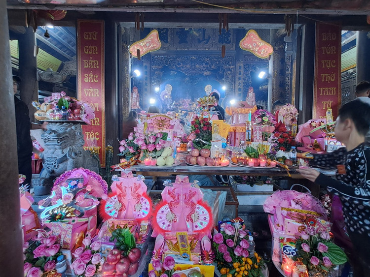 Du khach chen chan tai ngoi den linh thieng bac nhat dat Cang-Hinh-2