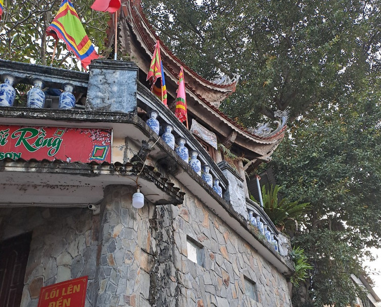 Du khach chen chan tai ngoi den linh thieng bac nhat dat Cang