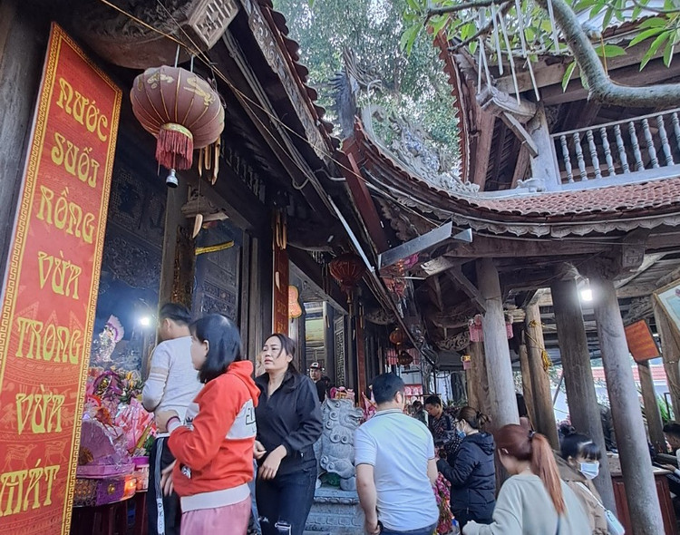 Du khach chen chan tai ngoi den linh thieng bac nhat dat Cang-Hinh-4