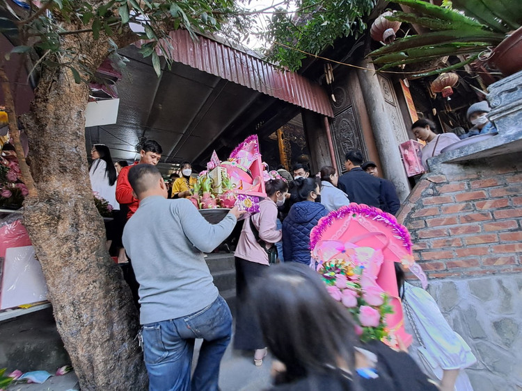 Du khach chen chan tai ngoi den linh thieng bac nhat dat Cang-Hinh-7