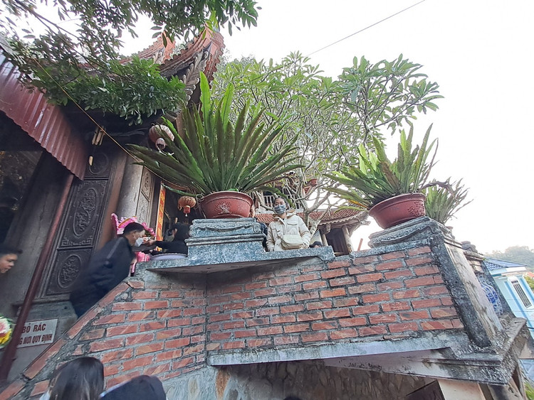 Du khach chen chan tai ngoi den linh thieng bac nhat dat Cang-Hinh-9