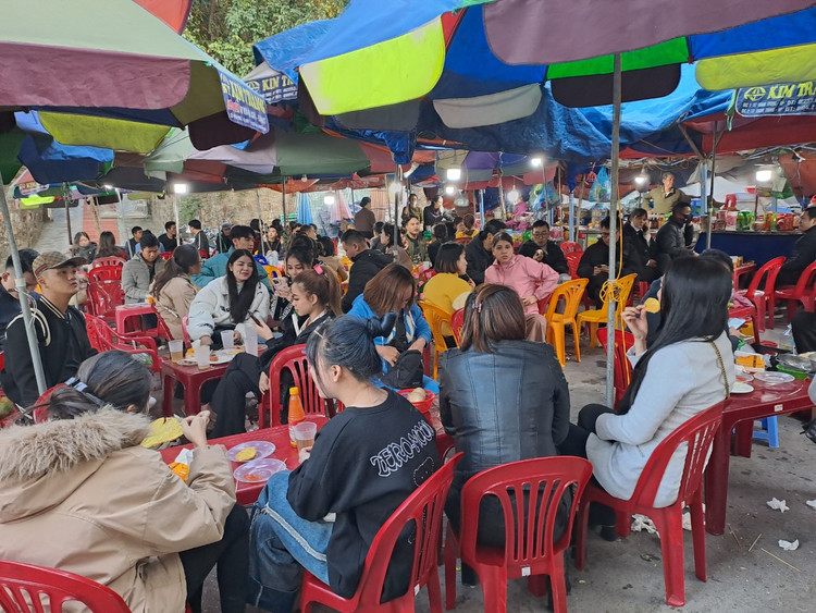 Du khach chen chan tai ngoi den linh thieng bac nhat dat Cang-Hinh-11