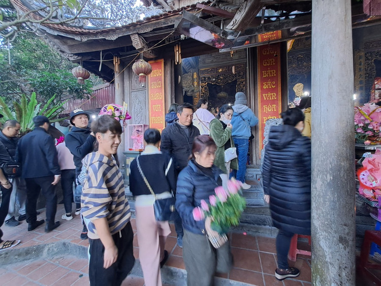 Du khach chen chan tai ngoi den linh thieng bac nhat dat Cang-Hinh-5