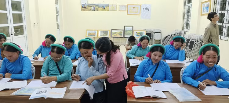 Những lớp học đặc biệt giữa rừng đêm miền biên viễn - Hình 3 Nhung lop hoc dac biet giua rung dem mien bien vien-Hinh-3