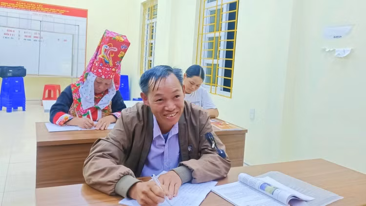 Những lớp học đặc biệt giữa rừng đêm miền biên viễn - Hình 2 Nhung lop hoc dac biet giua rung dem mien bien vien-Hinh-2