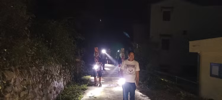 Những lớp học đặc biệt giữa rừng đêm miền biên viễn - Hình 4 Nhung lop hoc dac biet giua rung dem mien bien vien-Hinh-4