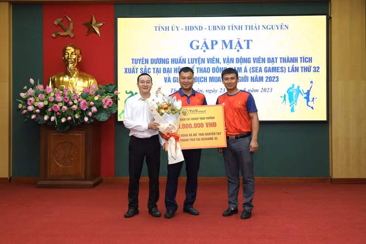 Hai cầu thủ nữ Thái Nguyên T&T nhận thưởng sau khi giành vàng tại SEA Games 32 - Hình 3 Hai cau thu nu Thai Nguyen T&T nhan thuong sau khi gianh vang tai SEA Games 32-Hinh-3