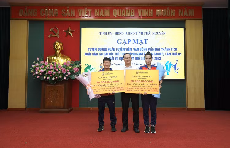Hai cầu thủ nữ Thái Nguyên T&T nhận thưởng sau khi giành vàng tại SEA Games 32 - Hình 2 Hai cau thu nu Thai Nguyen T&T nhan thuong sau khi gianh vang tai SEA Games 32-Hinh-2