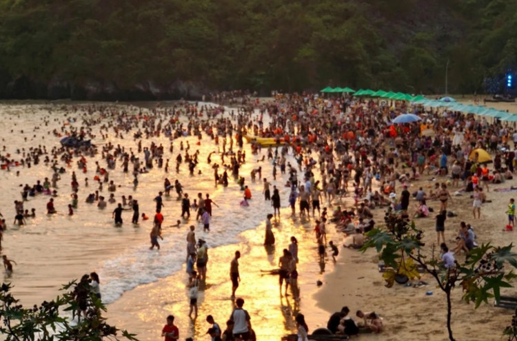 Nghi le 30/4-1/5, khach den Cat Ba 