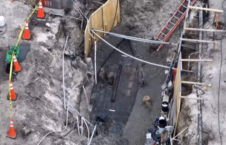 Dao dat cong truong, bat ngo dung trung “kho bau Troi ban” the ky 19