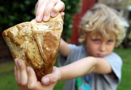 Di dao bo bien, cau be 8 tuoi tinh co nhat duoc 'kho bau' khung-Hinh-3