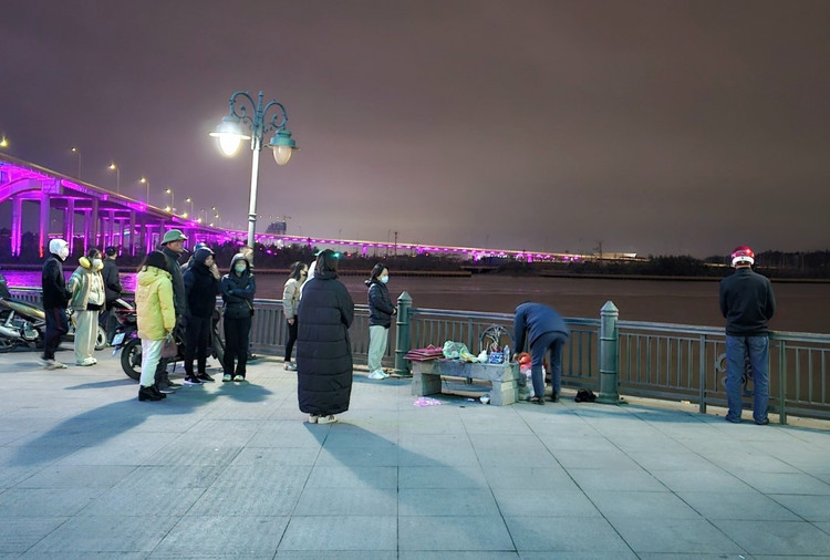 Hai Phong: Tim kiem nu sinh nghi nhay cau tu tu