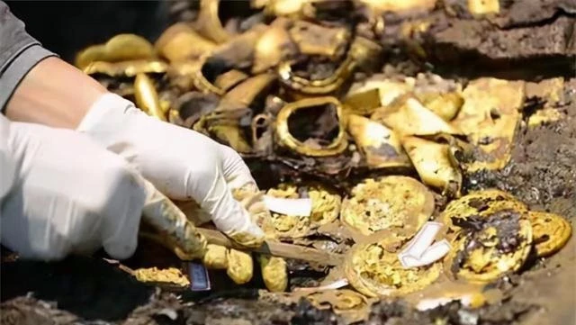 Đào đất đụng trúng vật lạ, cảnh sát lập tức phong tỏa hiện trường - Hình 2 Dao dat dung trung vat la, canh sat lap tuc phong toa hien truong-Hinh-2