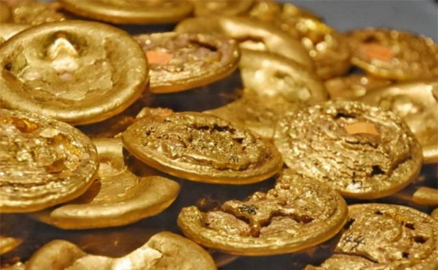 Đào đất đụng trúng vật lạ, cảnh sát lập tức phong tỏa hiện trường - Hình 3 Dao dat dung trung vat la, canh sat lap tuc phong toa hien truong-Hinh-3