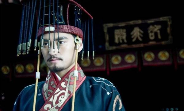 Đào đất đụng trúng vật lạ, cảnh sát lập tức phong tỏa hiện trường - Hình 7 Dao dat dung trung vat la, canh sat lap tuc phong toa hien truong-Hinh-7