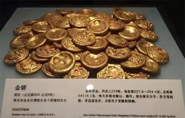 Đào đất đụng trúng vật lạ, cảnh sát lập tức phong tỏa hiện trường - Hình 4 Dao dat dung trung vat la, canh sat lap tuc phong toa hien truong-Hinh-4