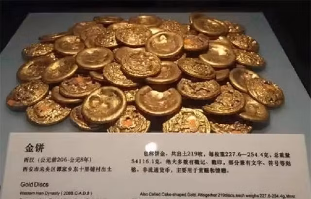 Dao dat dung trung vat la, canh sat lap tuc phong toa hien truong-Hinh-4