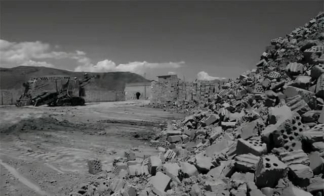 Đào đất đụng trúng vật lạ, cảnh sát lập tức phong tỏa hiện trường Dao dat dung trung vat la, canh sat lap tuc phong toa hien truong