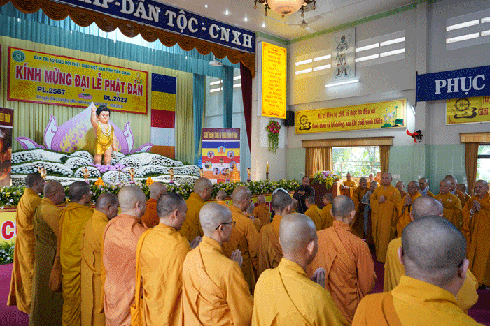 Le Phat Dan 2023: Viec nen lam de gia tang phuoc bau-Hinh-5