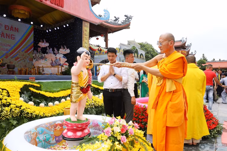 Le Phat Dan 2023: Viec nen lam de gia tang phuoc bau-Hinh-9