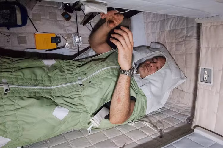 Phi hanh gia lam gi de dam bao giac ngu trong vu tru?-Hinh-7