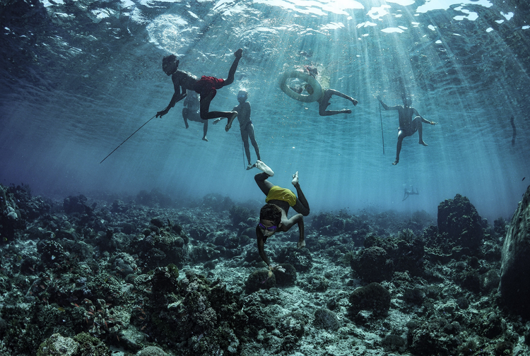 Choáng váng bộ tộc sống dưới nước, có 2 bộ phận to bất thường - Hình 4 Choang vang bo toc song duoi nuoc, co 2 bo phan to bat thuong-Hinh-4