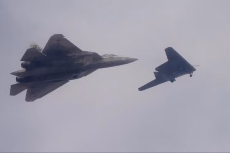 UAV tang hinh S-70 Okhotnik bi ban ha, Su-57 lam nguy-Hinh-9