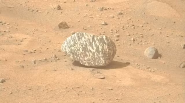 Nong: NASA bat ngo phat hien vat the ky quac tren sao Hoa