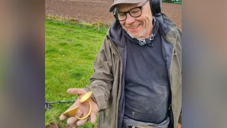 Dung may do kim loai, ngo ngang phat hien 'kho bau' 3.000 tuoi