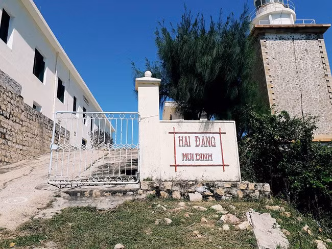 Tảng đá kỳ lạ nhất Việt Nam, đứng chênh vênh thách thức trọng lực - Hình 7 Tang da ky la nhat Viet Nam, dung chenh venh thach thuc trong luc-Hinh-7