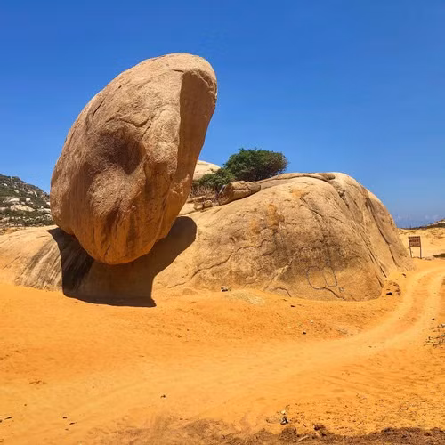 Tảng đá kỳ lạ nhất Việt Nam, đứng chênh vênh thách thức trọng lực - Hình 3 Tang da ky la nhat Viet Nam, dung chenh venh thach thuc trong luc-Hinh-3