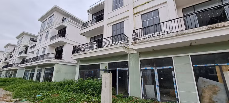 Da Nang: Xot xa loat shophouse chuc ty bo hoang, co phu kin-Hinh-2